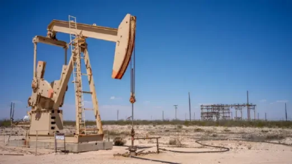 美国WTI原油回升至每桶72美元以上 但已抹去2024年的大部分涨幅